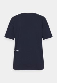 Mörkblå bomullströja med korta ärmar, med rund halsringning och vit text på nedersta högra sidan.