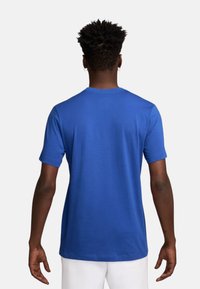 Camiseta azul de manga corta con cuello redondo. Fabricada en un tejido ligero, presenta una textura suave y un corte clásico.