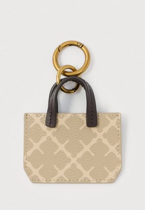 Beige mønstret mini håndtaske nøglering med mørkebrune håndtag fastgjort til en guldfarvet metalring mod en hvid baggrund.