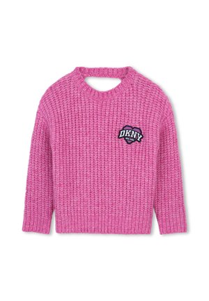 Pull épais en tricot rose avec des manches longues et un écusson logo DKNY New York noir et blanc sur la poitrine à l'avant.