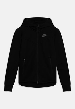Sweat à capuche zippé noir en tissu doux, avec une capuche à cordon, deux poches latérales zippées et un logo Nike discret en haut à gauche.