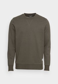 Oliwkowy sweter z miękkiego materiału, z okrągłym dekoltem, długimi rękawami, ściągaczami przy mankietach oraz małą metką z logo na dolnym brzegu.