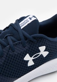 Under Armour CHARGED PURSUIT 3 - Bėgimo batai plentui - academy/white