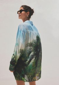 Next COVER-UP REGULAR FIT - Accessorio da spiaggia - green blue scene print