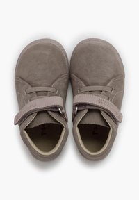Zapatos de ante gris hasta el tobillo con suela de goma, que presentan un cierre de tira ancha y un forro interior suave. Los acentos de doble costura mejoran la durabilidad.