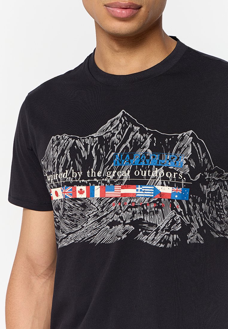Czarna bawełniana koszulka z grafiką gór oraz flagami różnych krajów. Tekst "Napapijri" jest wyraźnie widoczny na niebiesko nad grafiką.