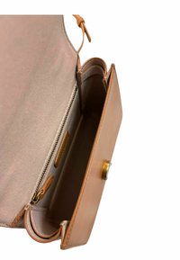 Interno di una borsa in cuoio tan con una tasca con zip e una chiusura a bottone automatico. Texture liscia, design minimalista e rivestimento in tessuto leggero.