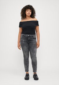 ONLY Carmakoma CARRUSH MID WAIST  - Uske traperice - grey denim