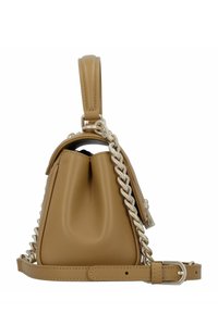 Borsa a mano in pelle color tan con forma curva, dotata di tracolla in catena e parte superiore morbida e arricciata. Design compatto con una texture liscia.