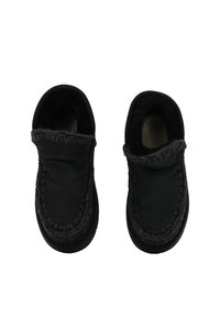 Zwarte moccasin slippers met gestikte details, zachte binnenvoering en ronde vorm. Gemaakt van een suède-achtige stof met een flexibele zool.