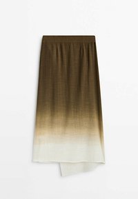 Jupe dégradée marron avec une ceinture élastique, passant d'un marron foncé en haut à un crème clair à l'ourlet, fabriquée en tissu texturé.