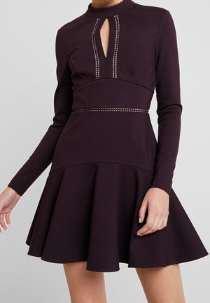 Koktejlové šaty / šaty na párty - dark purple