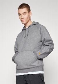 Carhartt WIP HOODED CHASE - Jersey con capucha - dark grey heather/gold