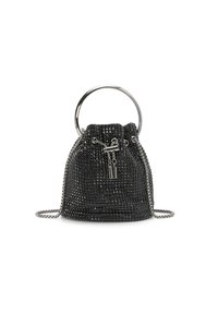 Bolso tipo cubo de cuentas negras con un asa de anillo plateado, correa de cadena y herrajes decorativos, que presenta una parte superior fruncida para el cierre.