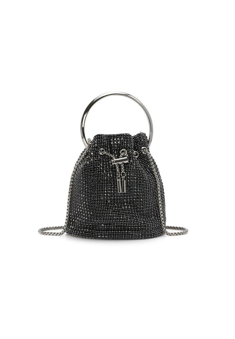 Bolso tipo cubo de cuentas negras con un asa de anillo plateado, correa de cadena y herrajes decorativos, que presenta una parte superior fruncida para el cierre.