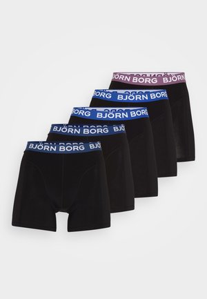 Fünf Paare schwarze Boxershorts mit kontrastierenden elastischen Bündchen in Blau, Lila und Schwarz, die mit einem Markentext versehen sind und eine glatte Textur aufweisen.