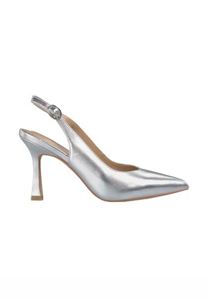 Décolleté slingback in metallo argentato con punta affusolata e tacco sottile. Presenta una fibbia circolare sulla cintura regolabile. Texture liscia.