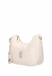 Borsa a spalla di piccole dimensioni color crema con cerniera dorata, tasca frontale e logo e etichetta in metallo decorativo.