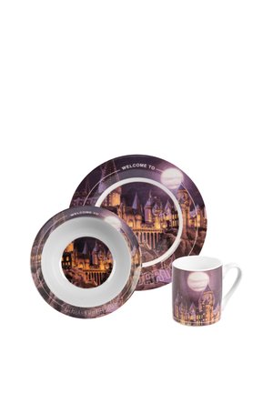 Three-piece dinner set with plates and mug featuring illuminated castle design and "Welcome to Hogwarts" text at night.
