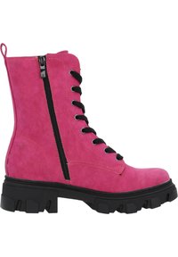 Botín de ante rosa con cordones negros y cremallera lateral. Suela negra gruesa con surcos profundos. Textura suave y diseño de media altura.