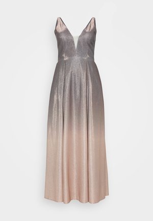 Šaty bez rukávů v přechodových odstínech od stříbrné po něžně růžovou, s hlubokým V-výstřihem a dlouhým skládáním, s jemným třpytivým texturou.
