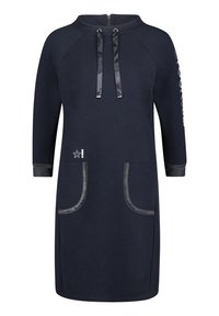 Granatowa sukienka z wysokim kołnierzem, zamkiem błyskawicznym, satynowym sznurkiem, dwiema przednimi kieszeniami i skórzanymi akcentami na rękawach i kieszeniach.