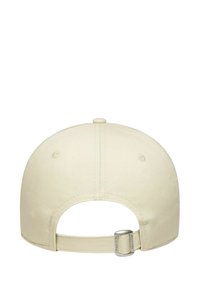 Cremefarbener Baseball-Cap mit gebogenem Schirm, verstellbarem Riemen hinten und einer strukturierten Stoffoberfläche. Mit einem Knopf oben.