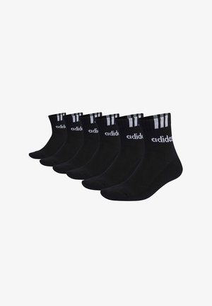 Sechs schwarze Adidas Knöchelsocken mit weißem Logo und drei weißen Streifen am Bündchen, in einer Reihe auf weißem Hintergrund angeordnet.