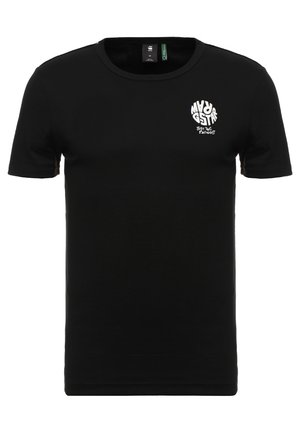T-shirt nera in cotone con scollatura rotonda, maniche corte e stampa grafica bianca sul lato sinistro del petto con la scritta "MYRG & GSTA Just The Product."
