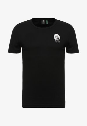 T-shirt en coton noir avec un col rond, des manches courtes et un imprimé graphique blanc sur la poitrine gauche indiquant "MYRG & GSTA Just The Product."