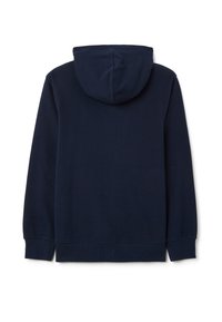 Sudadera azul marino con bolsillo canguro, capucha con cordón ajustable, puños y dobladillo acanalados. Textura suave, corte casual, diseño simple.