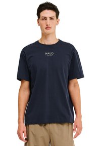 Mörkblå bomullströja med korta ärmar, med en liten vit tryckt logo "HALO" på bröstet, standard rund hals design.