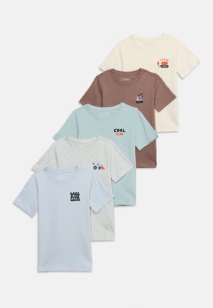 Fem børne-T-shirts med korte ærmer i blå, lysegrå, lyseblå, brun og creme, hver med små motiver af køretøjer eller tekst på brystet.