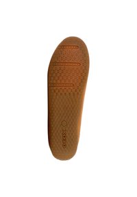 Suela de zapato GEOX en caucho color topo, texturizada con pequeños patrones circulares y ranuras horizontales. Presenta un logo de marca en un estilo grabado.