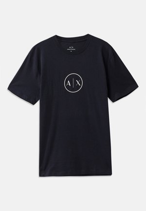 Camiseta de algodón azul marino con cuello redondo, mangas cortas y un logotipo circular blanco con las letras "A" y "X" en el centro.