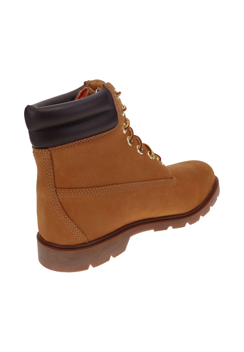 Stivale da lavoro in pelle marrone con colletto imbottito scuro, lacci rossi e gialli infila attraverso occhielli dorati e suola resistente, visto dal lato esterno.