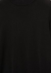 Svart polotröja tillverkad av en slät trikåtyg. Har en hög halsringning och en figurnära design med minimal detaljering.