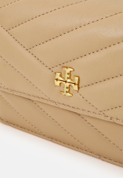 Tory Burch KIRA CHEVRON MINI TOP HANDLE CHAIN WALLET - Handbag - desert dune