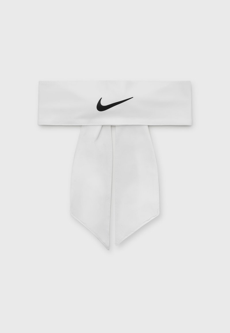 Valkoinen urheilupanta leveällä nauhadesignilla, jossa on musta Nike-logo, sekä kaksi pitkittynyttä häntää, jotka ulottuvat alaspäin. Silkkinen kankaan pinta.