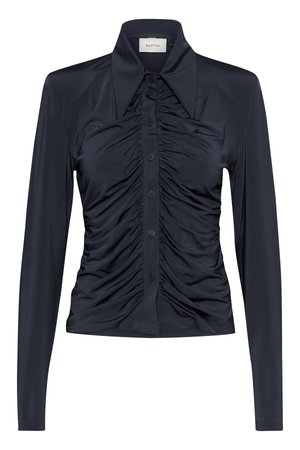 Blusa azul marino de manga larga hecha de tela suave con silueta ajustada, presenta detalles fruncidos en la parte delantera y un cuello puntiagudo.