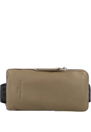 Suorakaiteen muotoinen taupen värinen nahkainen vyölaukku, jossa on vetoketjusuljenta ja säädettävä musta hihna, jossa tekstikuvio.