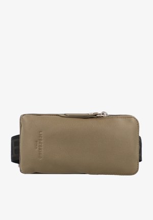 Prostokątna torba na biodro z taupe skóry, z zamkiem błyskawicznym i regulowanym czarnym paskiem z wzorem tekstowym.