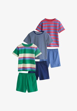 Három szett rövid ujjú csíkos pólóval és egyszínű rövidnadrággal, piros-kék, tengerészkék-fehér és zöld-többszínű csíkokban, függőlegesen elrendezve.