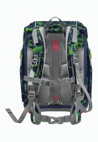 Mochila ajustable de patrón geométrico en azul marino y verde, con correas de hombro gris acolchadas, hebillas en el pecho y la cintura, y ventilación en la espalda.
