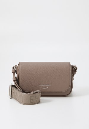 Geantă crossbody din piele cu textură maro, cu închidere cu clapetă, logo argintiu și curea din țesătură ajustabilă cu branding embosat.