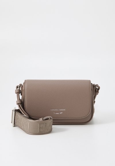 Bruine leren schoudertas met textuur, flapsluiting, zilveren logo en een verstelbare stoffen schouderband met een reliëfmerk.