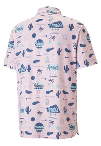 Chemise à manches courtes en tissu rose avec un motif répétitif de cactus, boissons et articles de plage dans des nuances de bleu et de vert sarcelle.