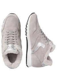 Grå ruskinds sneakers med fluffy cremeforing, sølvdetaljer, snørebåndsdesign og robust sort ydersål. Har rund tå og polstret indre.