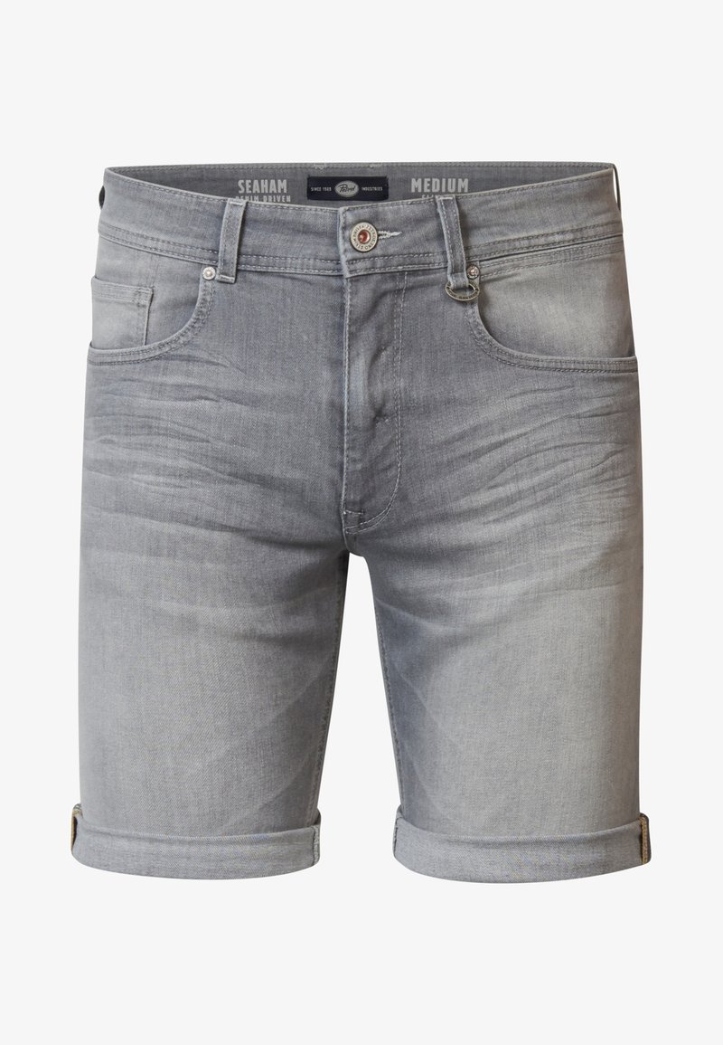 Shorts de denim gris claro con un ligero desteñido, dobladillos enrollados, bolsillos frontales y un cierre de botón clásico. Talla mediana, diseño casual.