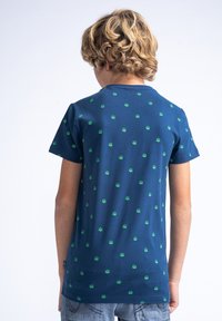 Tricou din bumbac de culoare bleu marin, cu mâneci scurte, având un model de mici motive solare verzi distribuite uniform pe spate.